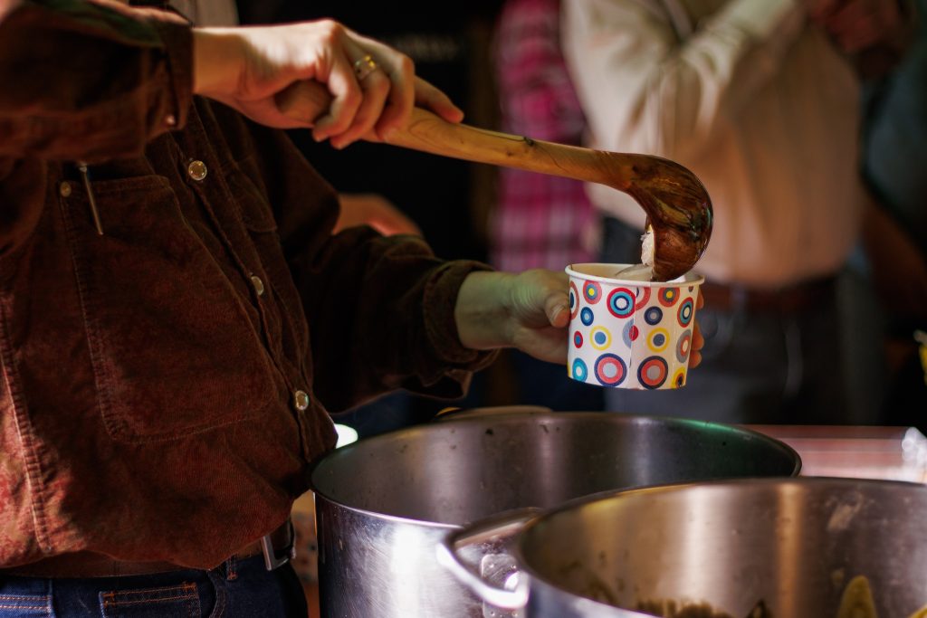 Photo d'une personne se servant un bol de soupe
