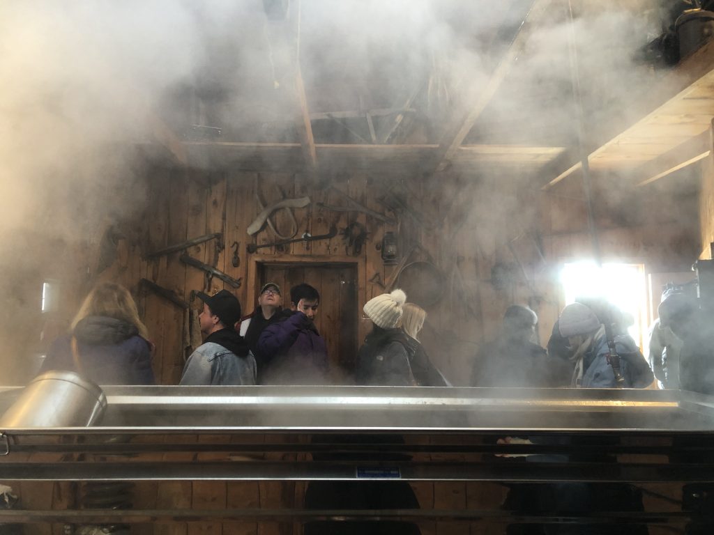 Photo de personnes dans une cabane à sucre