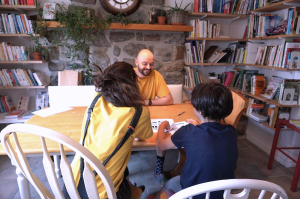 Photo d'un parent avec son enfant devant un animateur